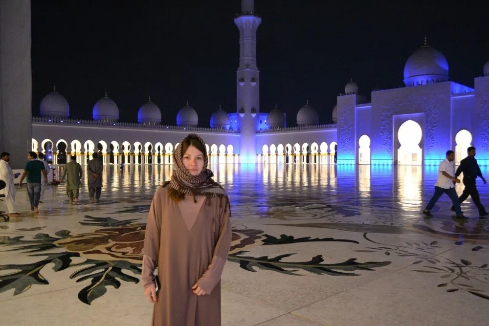 В какой одежде дубай. Абу Даби туристы. Дубай мечеть шейха Зайда дресс. Туристы в мечети шейха Заида. Шейха Зайда образ.