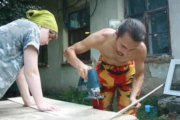 Пилит логотип. Шлифовка кирпича болгаркой. Пилим красим. Пилим красим. Визитки лаки шеллак образцы.