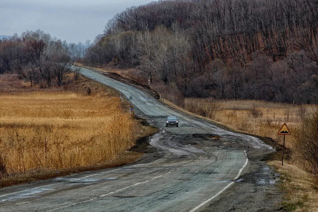 У самого края дороги. Река Петровка Приморский край. Шкотово Приморский край. Шкотово Партизанск. Дорога Шкотово Владивосток.