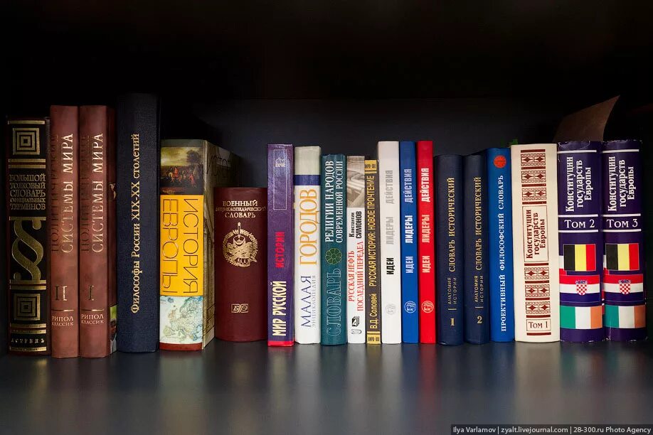 Книги на полке. Книги на полке. Полка книжная. Стеллаж для книг. Полка книжная.