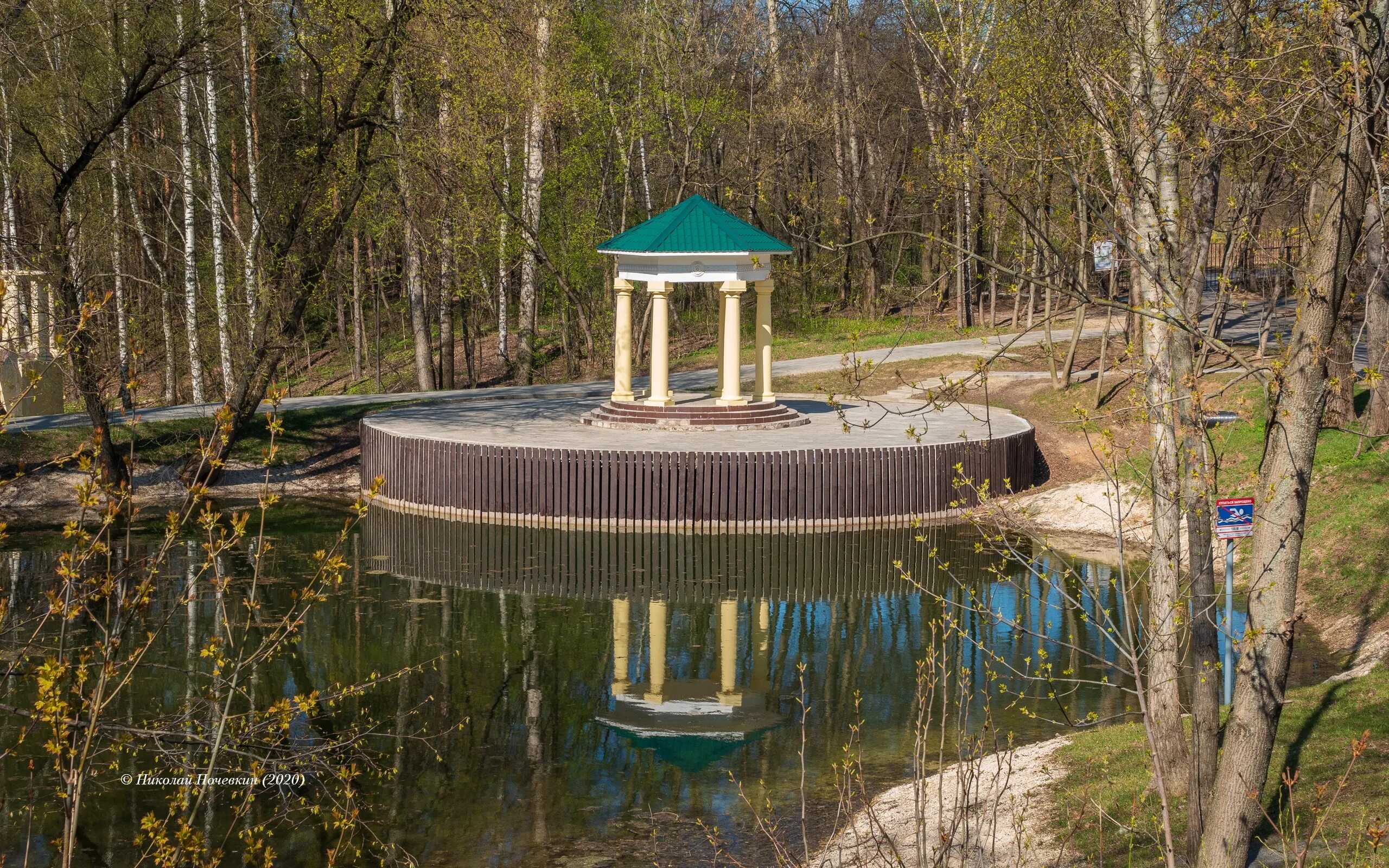 Беседки в дендропарке Бирюлево. Парк Бирюлевский дендропарк. Ротонды в Бирюлевском дендропарке. Бирюлевский дендропарк беседки. Бирюлево беседки