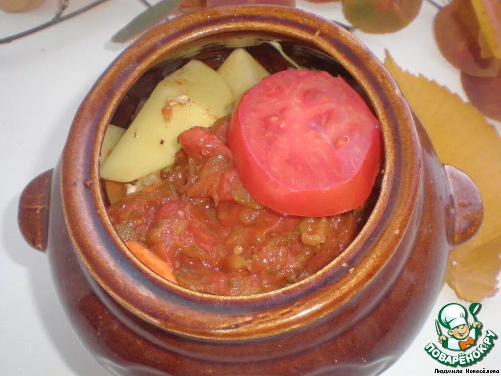 Жаркое в горшочках новогоднее. Жаркое из индейки с картошкой в духовке (в горшочках). Мясо в горшочках с картошкой в духовке. Рыба в горшочке с овощами. Рыба в горшочках с овощами в духовке.