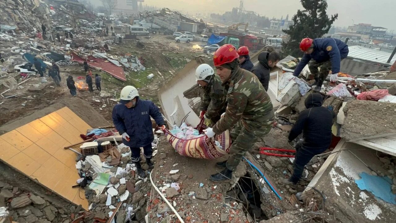 Землетрясение в Турции 6 февраля 2023. Турция землетрясение сейчас 2023. Землетрясение фото. Землетрясение в Турции МЧС.
