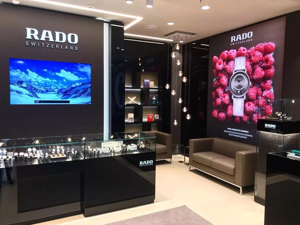 Бутик Rado. Магазин часов. Интерьер магазина часов. Часовой магазин. Продавец в магазин часов