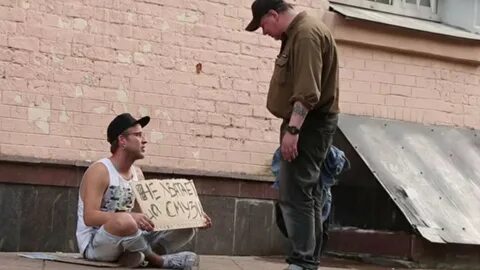 Попрошайка просит денег