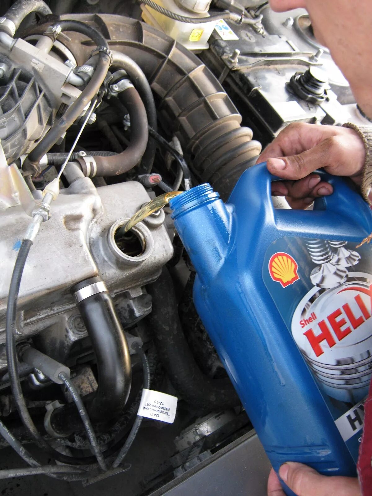 Доливка моторного масло в двигателе 2114. Моторное масло для ВАЗ 2114. Доливка масла в двигатель ВАЗ 2114.