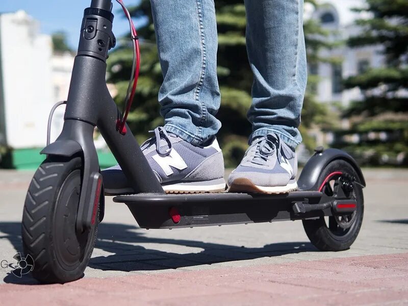 толстый на электросамокате. едет на самокате. можно ли перевозить самокат на самокате. электросамокат mercedes benz. можно ли перевозить самокат на самокате.