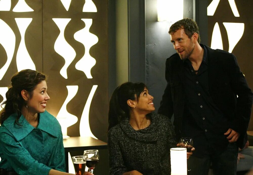 другие фильм 2001 николь кидман. числа сериал чарли эппс. 3 other. объятие одной рукой за плечо. цифры сериал.