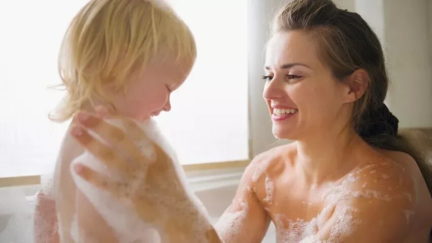 Пара в ванной. Сноха в ванной. Мать в халате. Пара в ванной. Влюбленные в ванной.