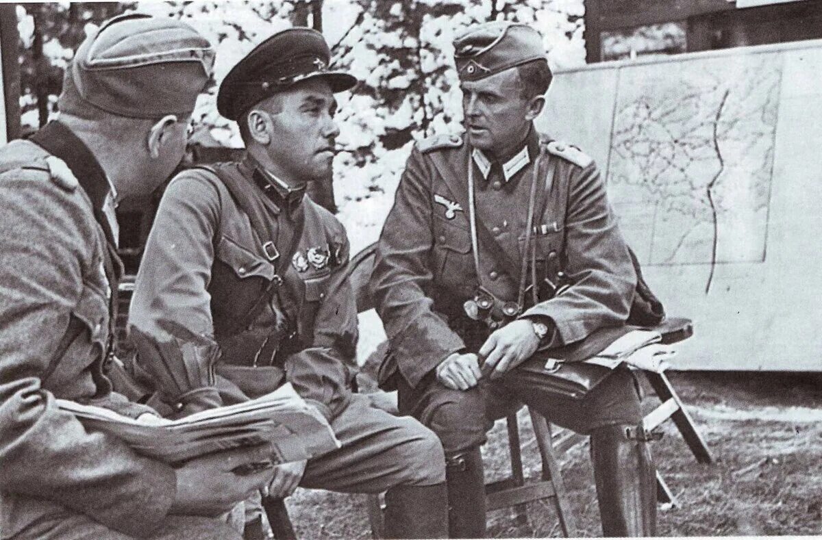 Вермахт польша. Солдат ркка и вермахта. 1939 встреча ркка и вермахт. советские и немецкие офицеры польша 1939. советские и немецкие войска в польше 1939.