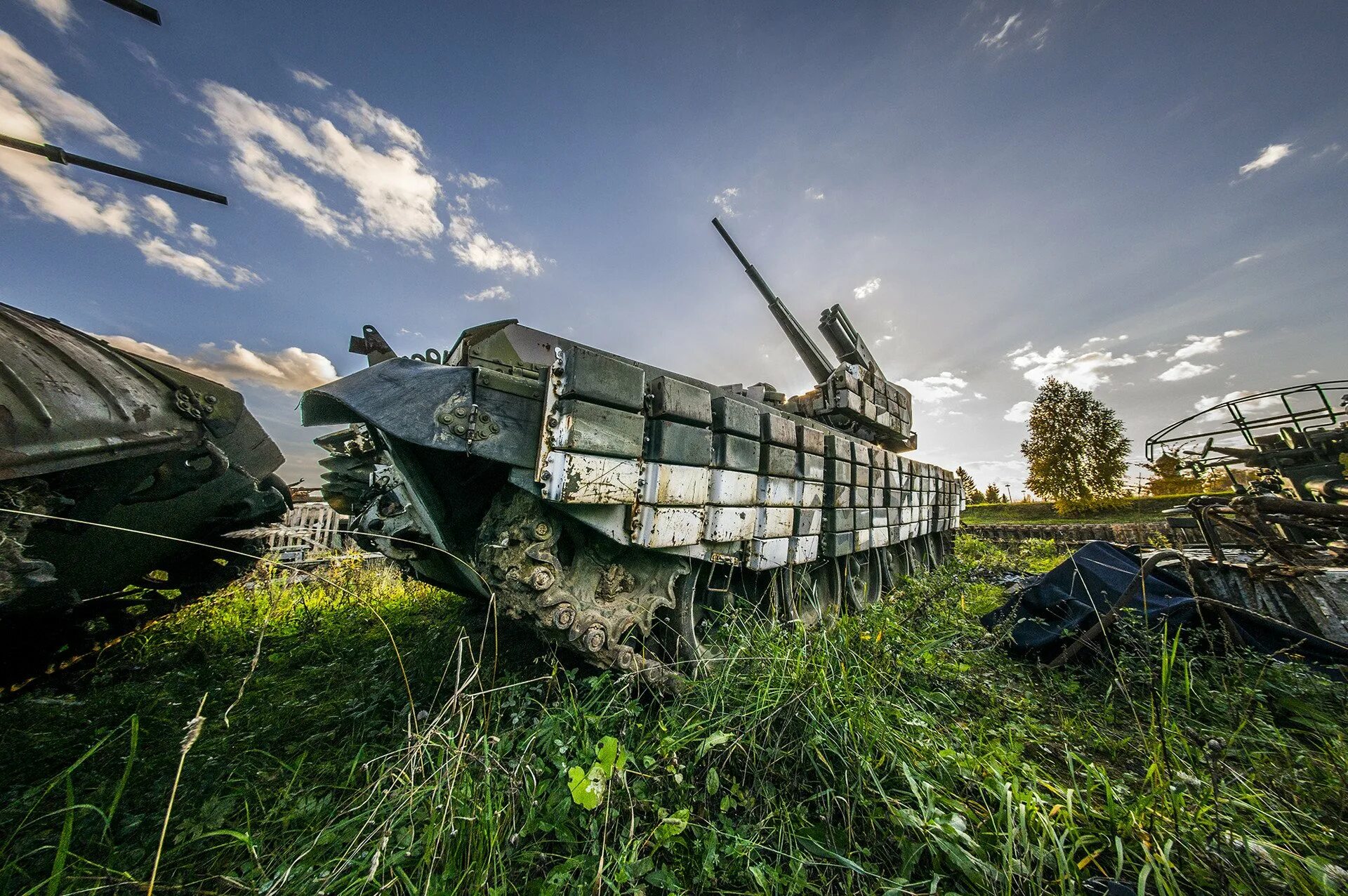 Погода в танковом. Кладбище военной техники России кладбище в России. Кладбище танков Кубинка. Свалка-Запасник центрального музея бронетехники, Кубинка. Кладбище танков т34 СССР И России.