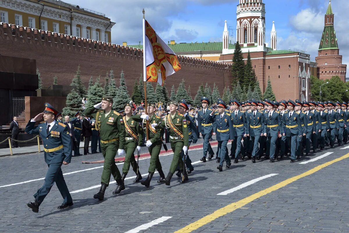 Национальная военная организация. Общевойсковая Академия Вооружённых сил Российской Федерации. Московское высшее военное командное училище им.Верховного совета. МВВКУ 134 выпуск. Выпуск МВОКУ на красной площади.