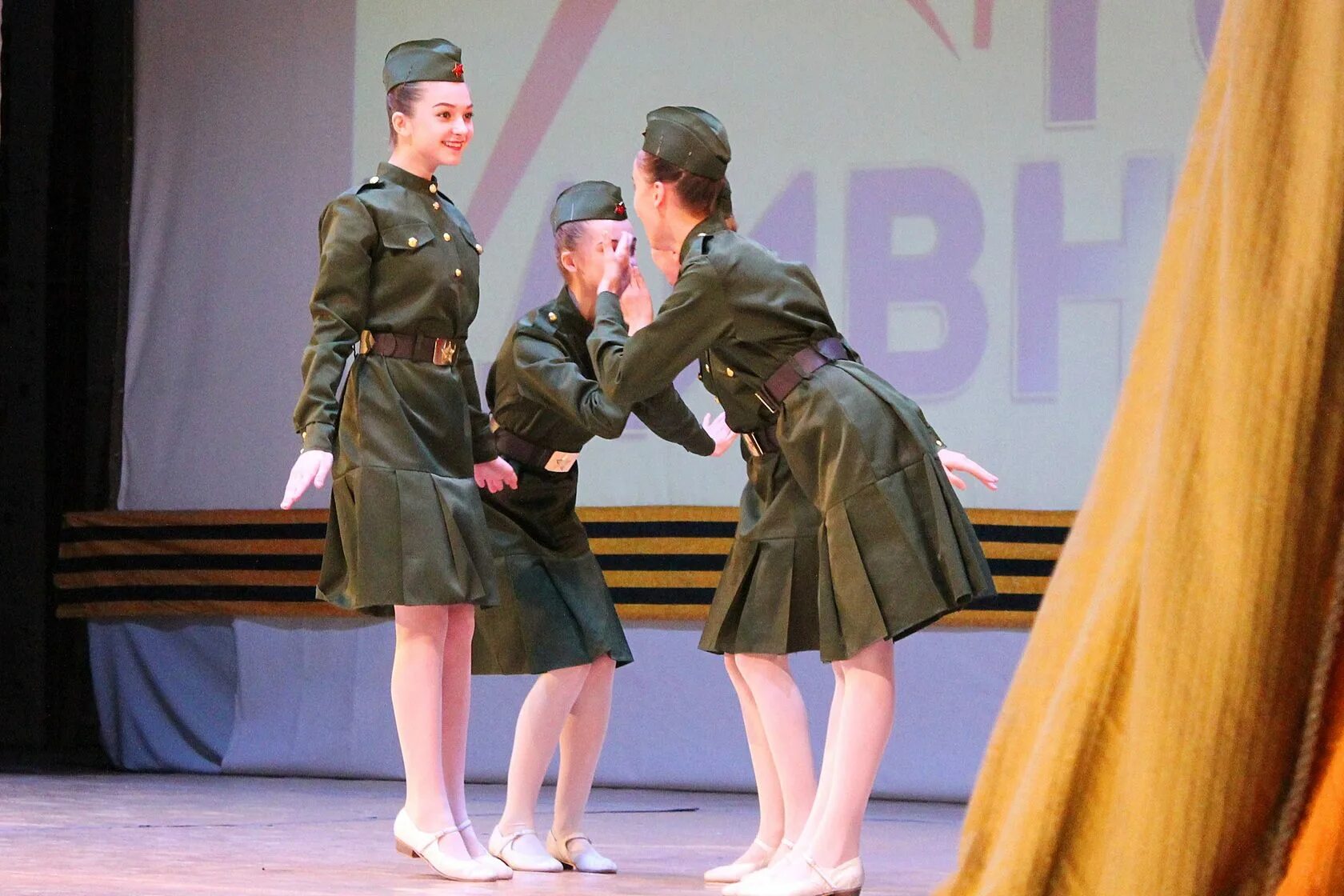 Патриотический танец видео. Патриотический танец. костюм для патриотического танца. патриотический танец для детей. танец патриотов.