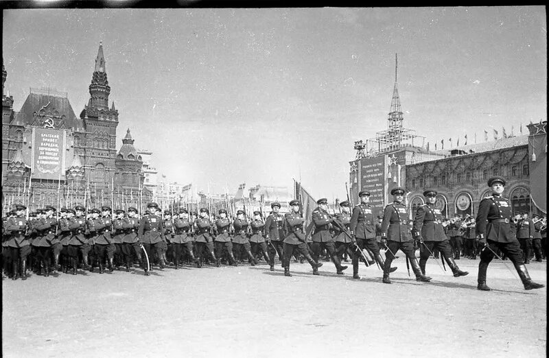 В каком году первый парад. Парад на красной площади 7 ноября 1941. парад победы 1951. военный парад на 1 мая в москве после войны 1941-1945. парад на красной площади 1 мая 1941.