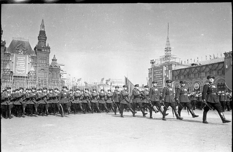 Мая 1951. Парад на красной площади 7 ноября 1941. Парад Победы 1951. Военный парад на 1 мая в Москве после войны 1941-1945. Парад Победы 1941 в Москве.