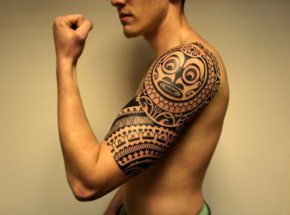 Мужские тату цены. Тату полинезийский трайбл. Полинезийский стиль тату Маори. Полинезия черепаха предплечье. Полинезия стиль тату трайбл.