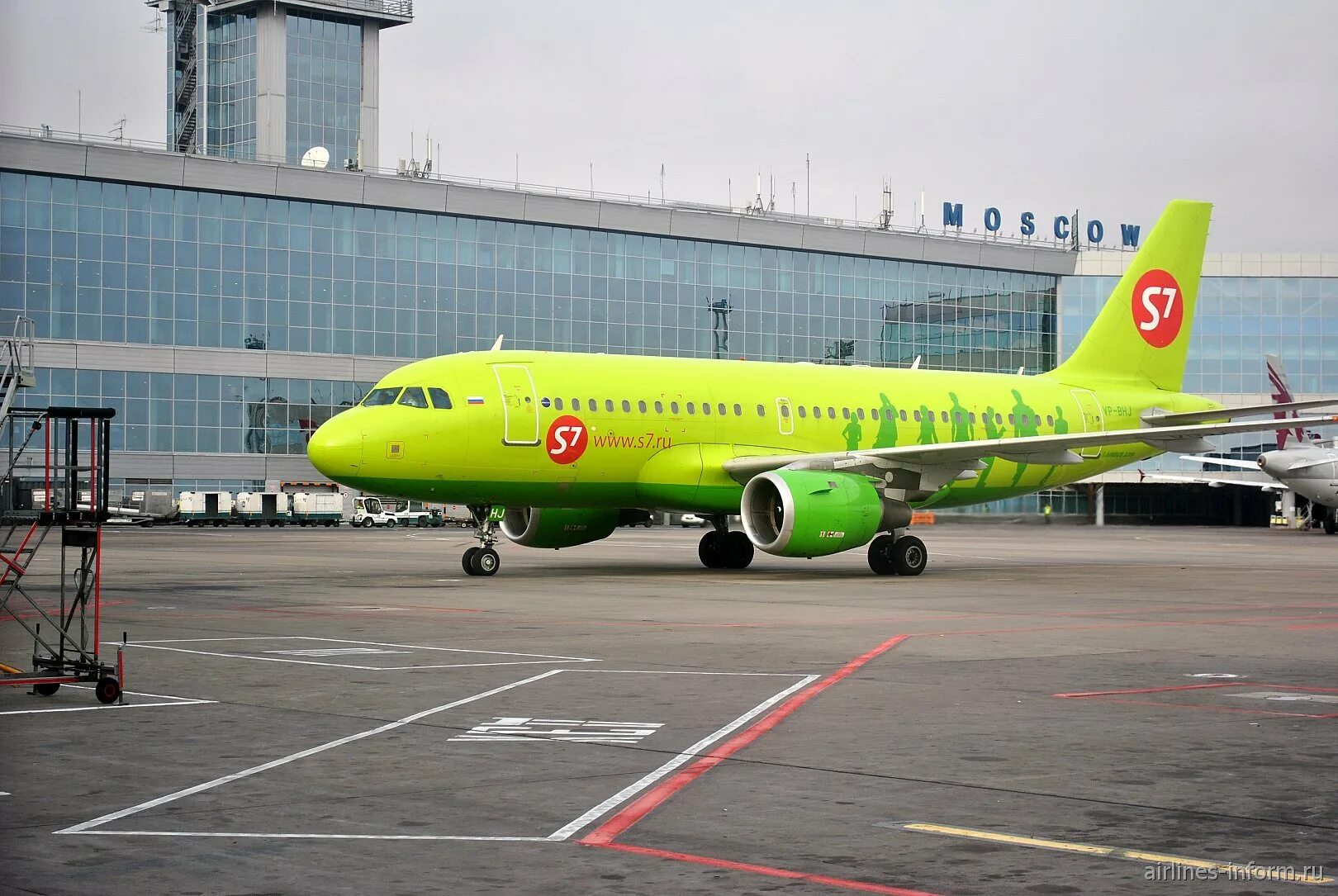 Авиакомпания сибирь s7 airlines. Самолёты s7 Авиапарк. S7 Airlines аэропорт. Airlines авиакомпания s7 самолеты авиакомпании.