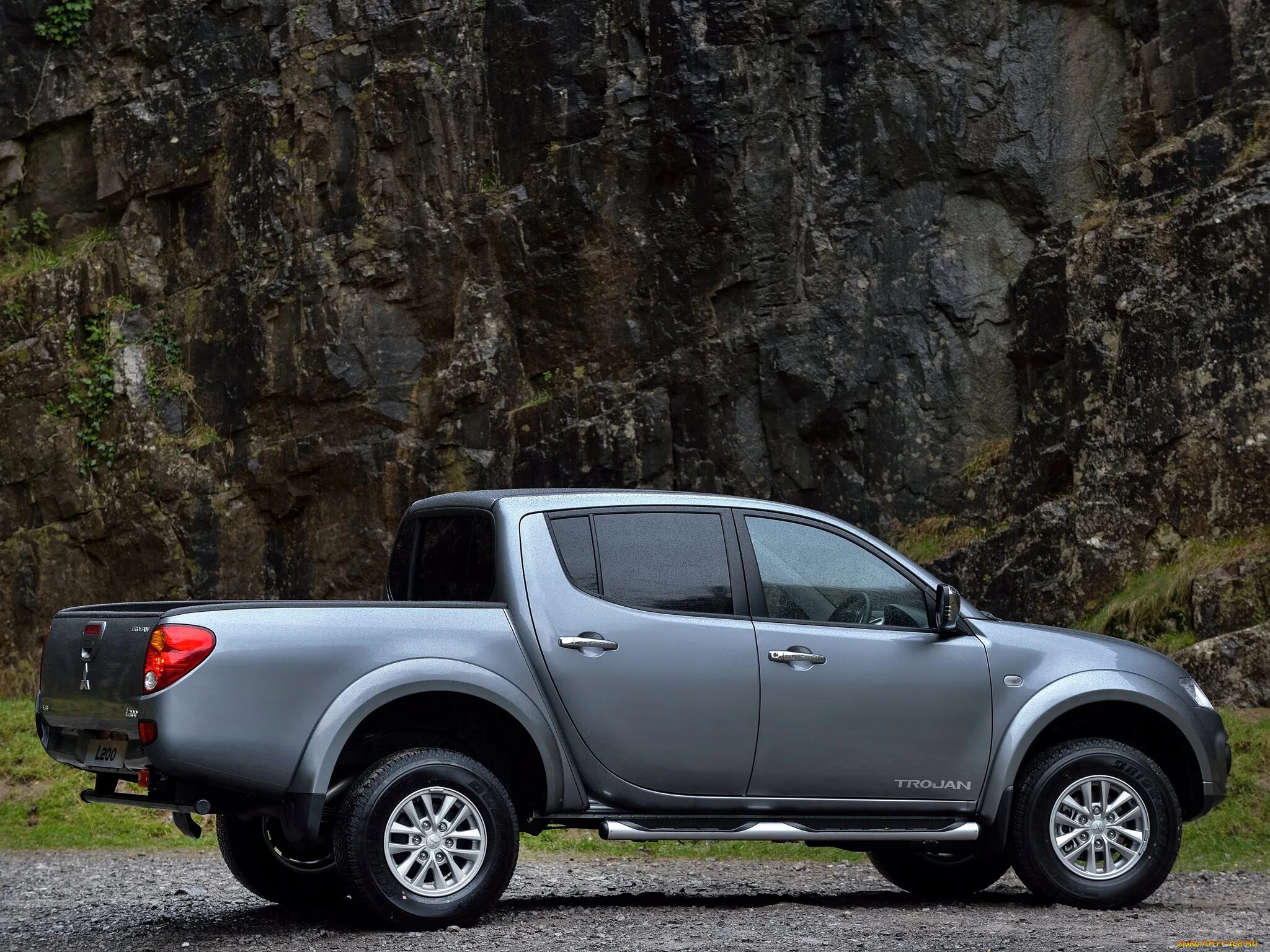 Митсубиси л200 купить в москве. Митсубиси л200. Mitsubishi l200 пикап. Джип Митсубиси л200. Мицубиси пикап л200.