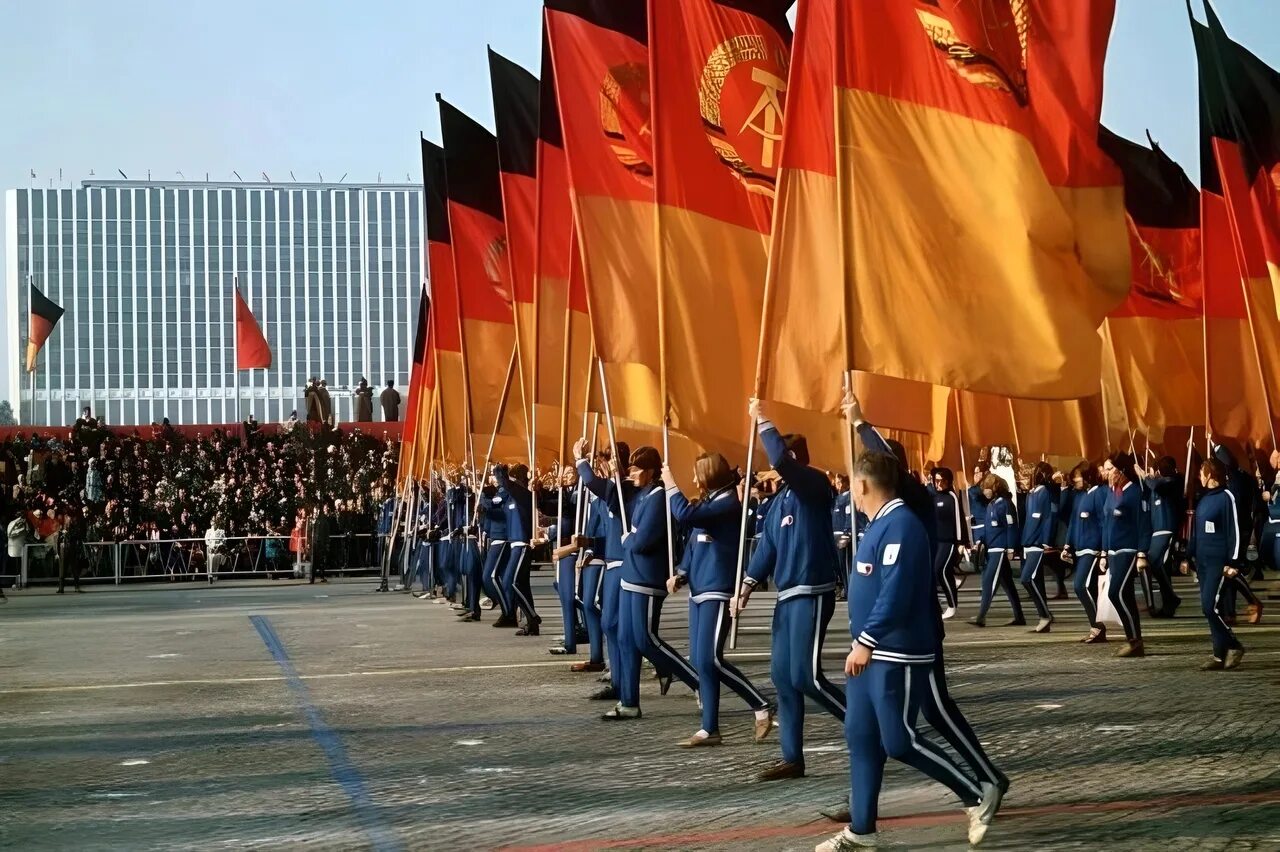 Гдр рутуб. Советская Германия ГДР. Знамя нна ГДР. Германская Демократическая Республика парад. Германская Демократическая Республика (ГДР).