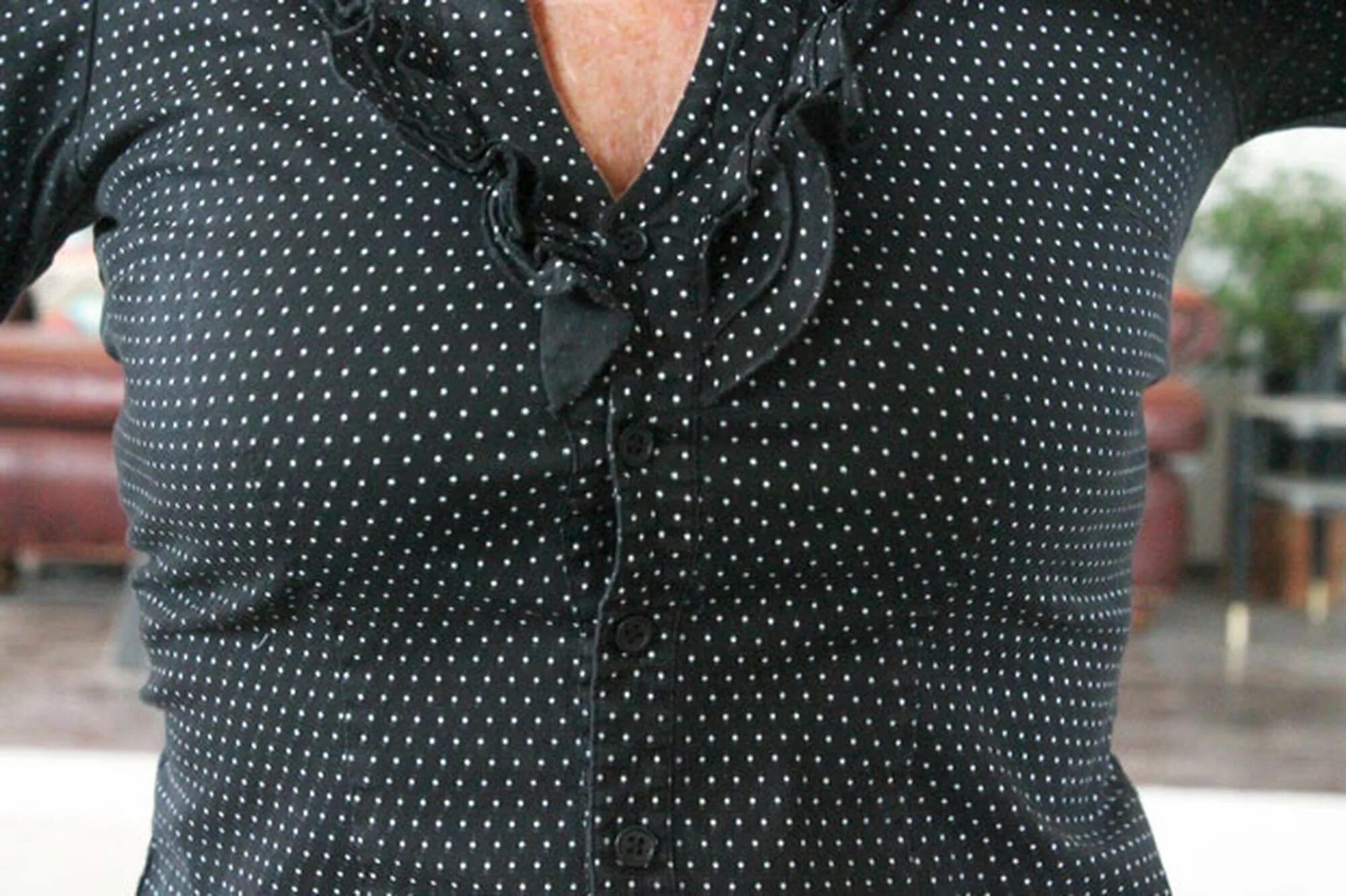 Блузка в горошек. Переделка кофточки. Пуговицы для черной блузки. Рубашка женская пуговицы на груди.