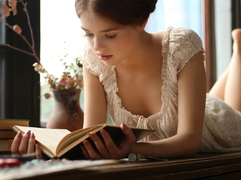 Голая модель с книгой