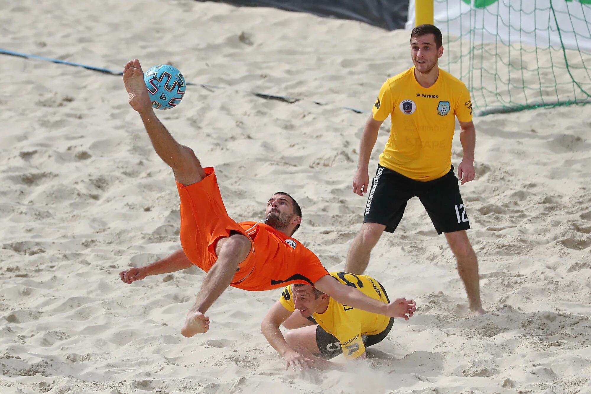 Beach soccer world. Пляжный футбол. Пляжный мини футбол. Мяч для пляжного футбола. Пляжный футбол Россия.