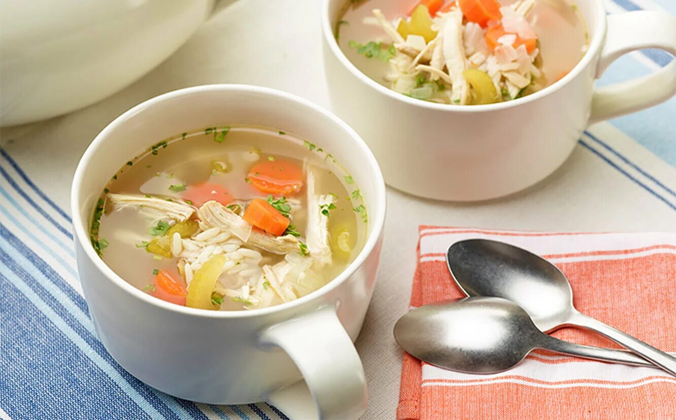 Консоме классический. Человек за столом с супом. Консоме с перепелиным яйцом. Консоме из индейки. Наваристый куриный бульон.