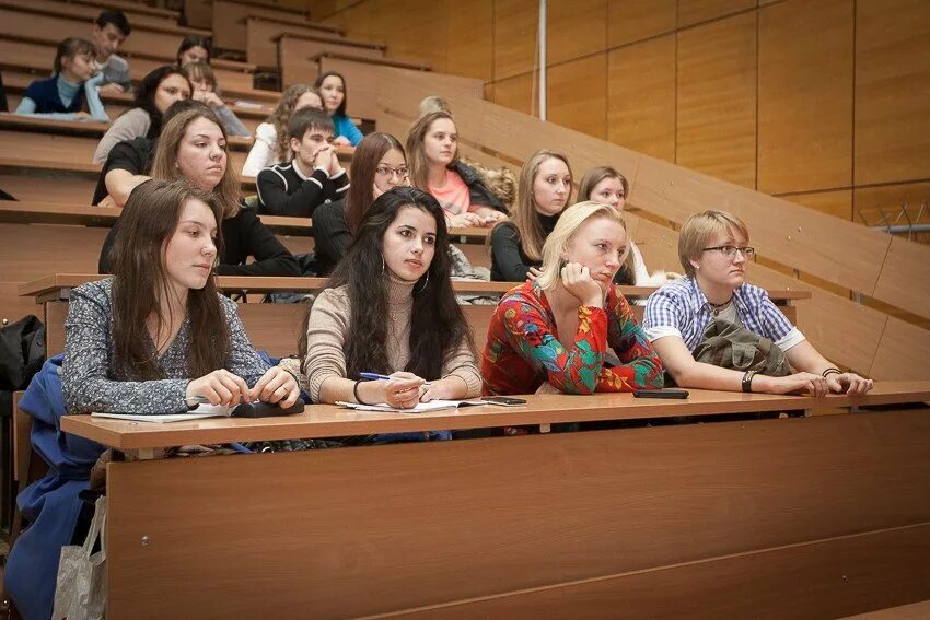 Представители вузов. Студенты за компом в университете. Учеба в колледже. Синергия курск. Мфти после колледжа.