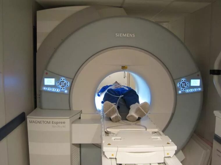 Мрт головы в новосибирске адрес. MRI Siemens MAGNETOM C. Мрт 3 Тесла. Аппарат мрт Клаустрофобия. Аппарат мрт 11 Тесла..