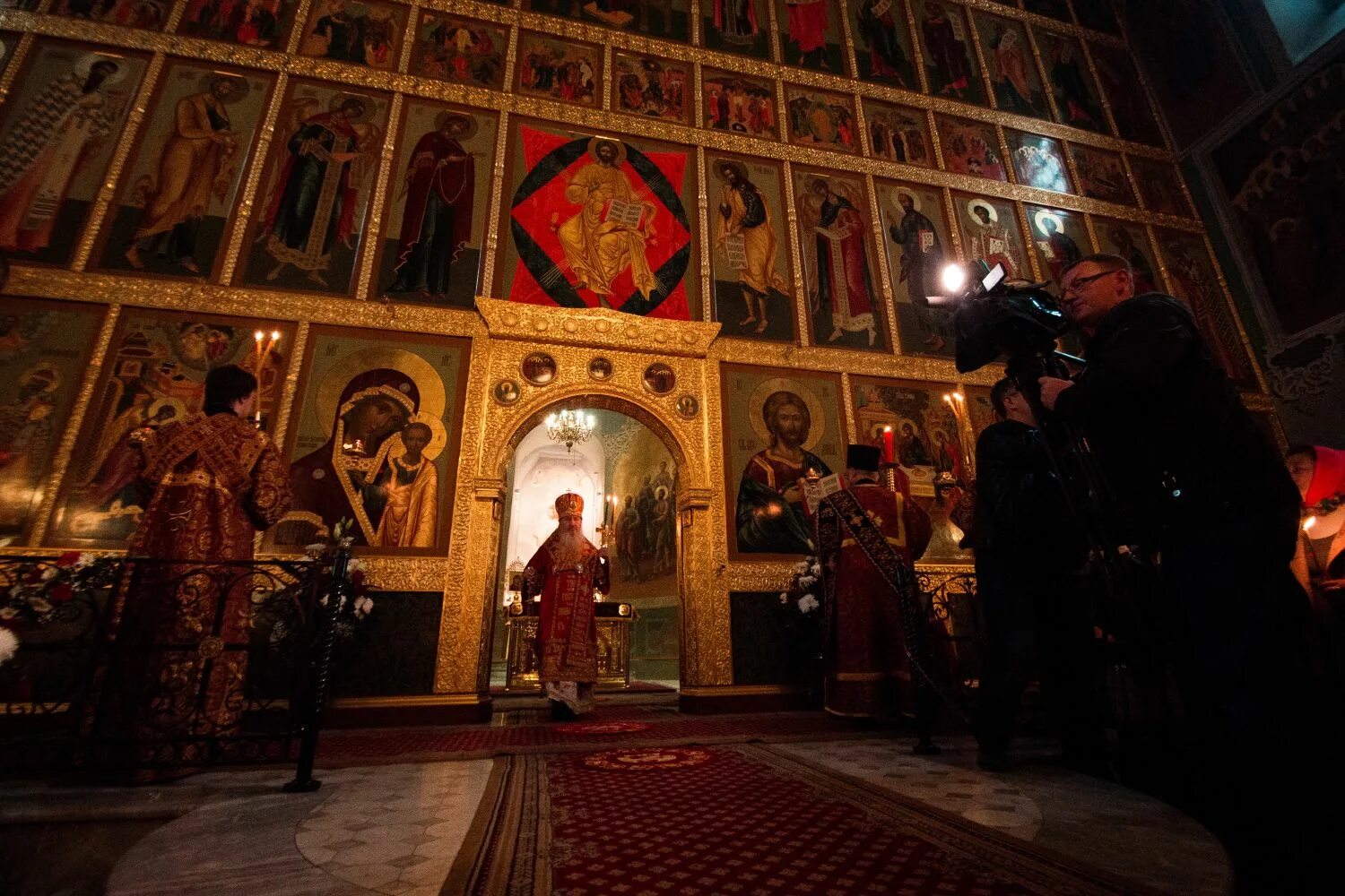 Иконостас Благовещенского собора Московского Кремля. Вечерня в православной церкви