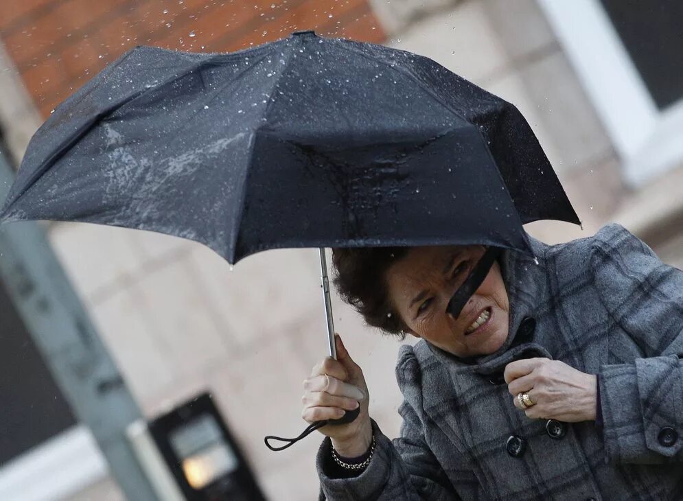 Ливень под зонтом. Зонтик ураган. Прохожий с зонтиком. Под дождем. Девушка под дождем.