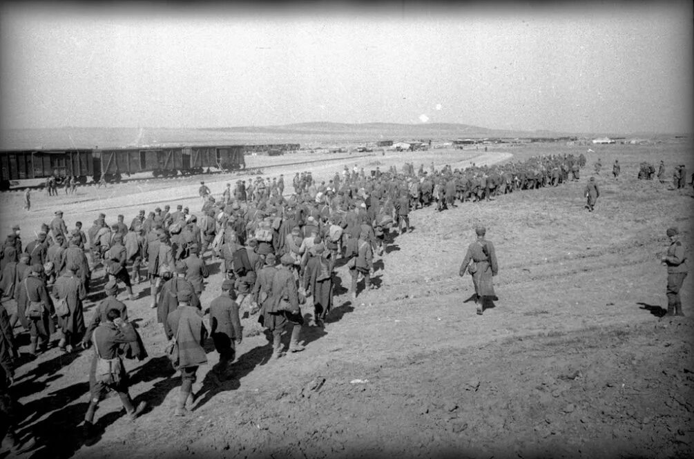 8 апреля 1944 года. Колонна немецких военнопленных мыс херсонес севастополь май 1944. крымская освободительная операция 1944 года. крымская наступательная операция 1944 года. пленные немцы в севастополе.