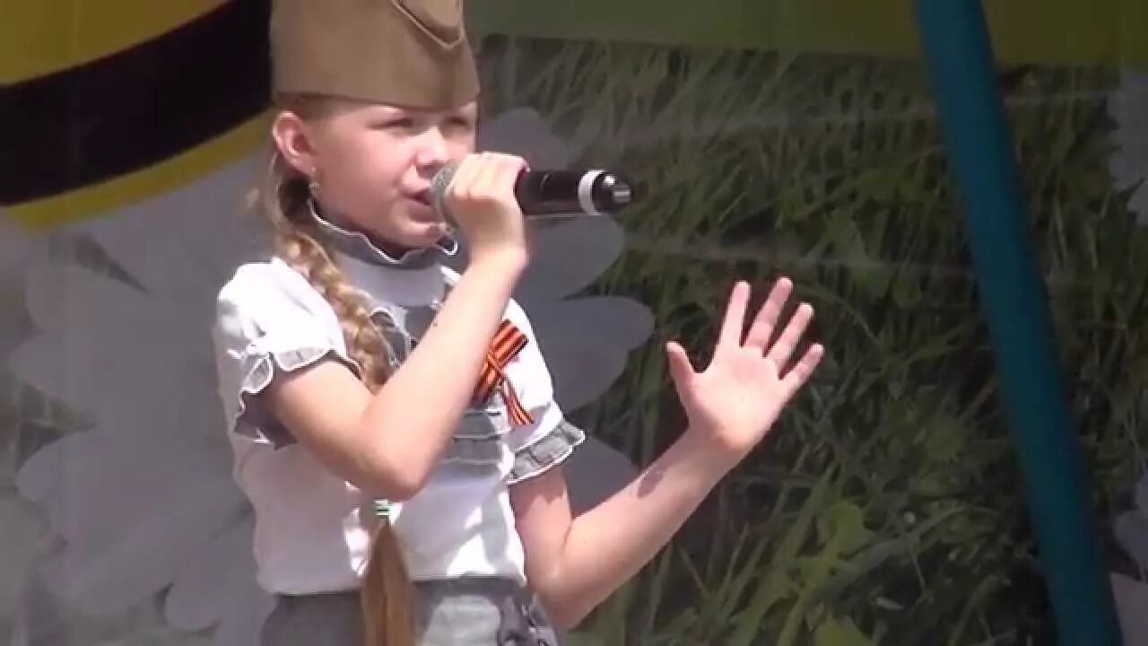 Певица какая приедет на день города в новомосковск. Нюша певица. Женщины барды грушинский фестиваль. Песни петь на день города. Поют за столом.