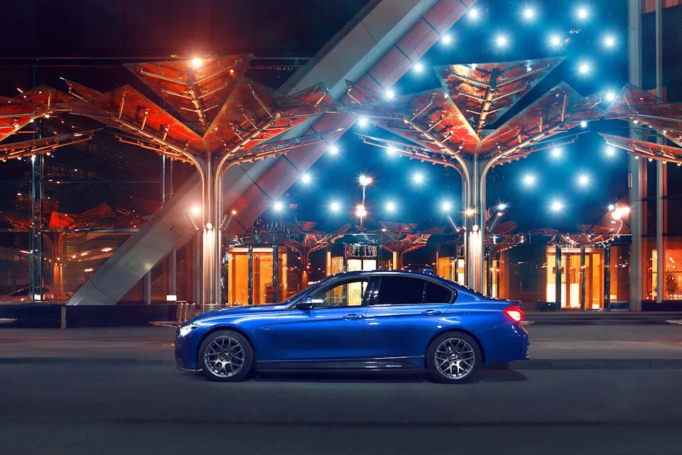 Бмв ночью. Бмв х5 москва сити. Бмв м5 в ночном городе. Бмв на фоне москва сити. Парковка москов сити.