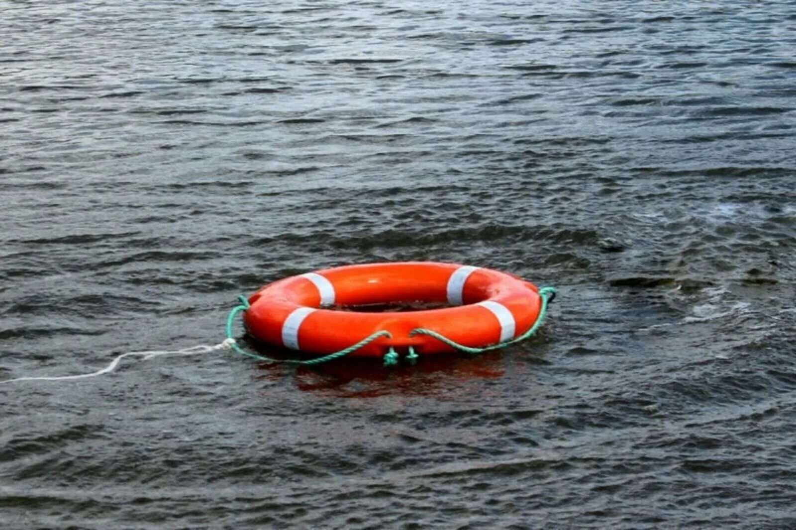 Спасательный круг на воде. Спасатели на воде. Человек в спасательном круге. МЧС на воде. Спасатели утонули