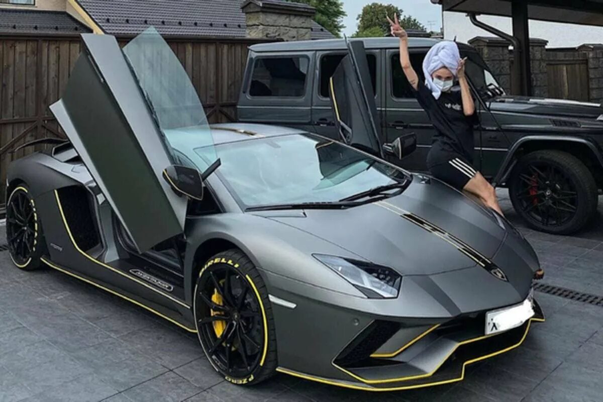 Lamborghini ивлеевой. Настя ивлеева ламборгини. Машина ивлеевы. Машина ивлеевы. Настя ивлеева ламба.