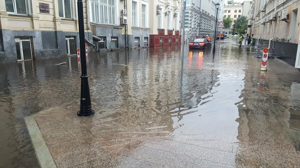 Вода на улице москва