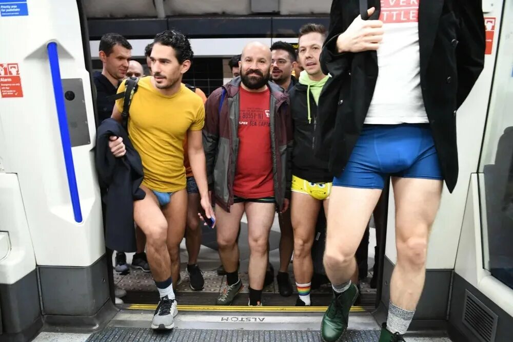 No Pants Subway Ride 2020. Парень без штанов и трусов. Парни в метро без штанов.