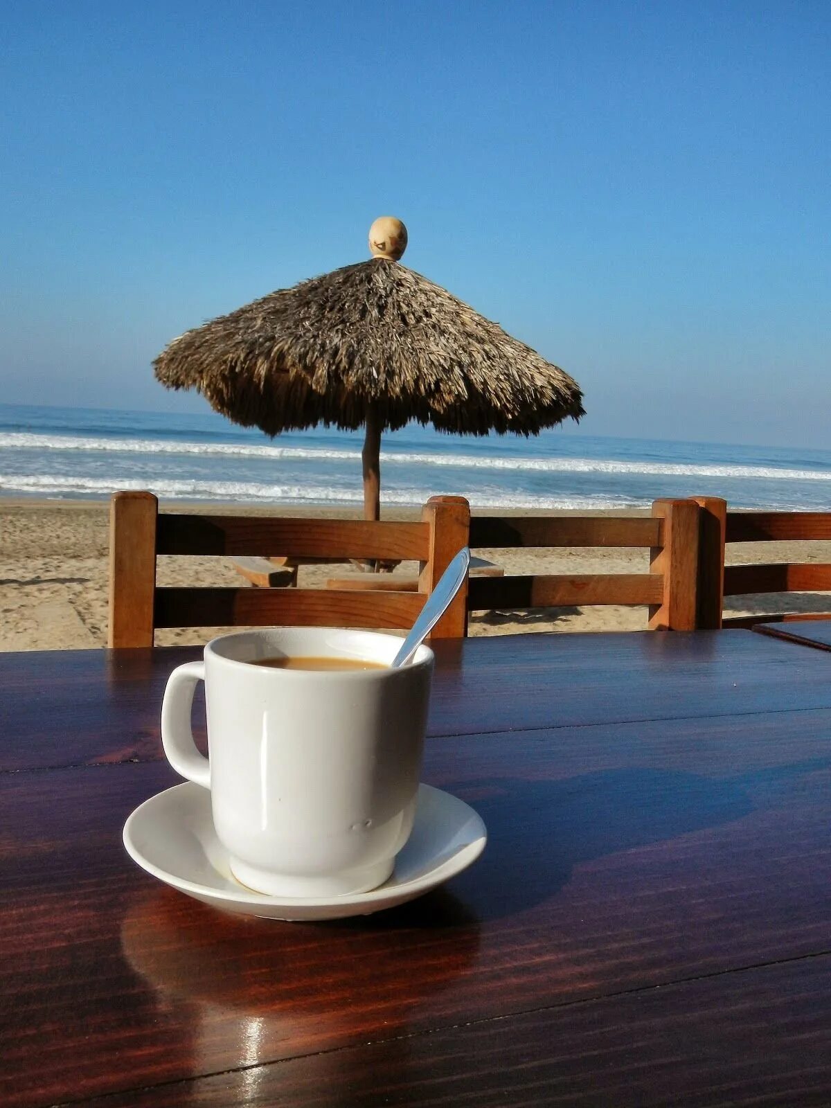 Доброе утро море. Чашка кофе на берегу моря. Чашка кофе с видом на море. Утро на пляже. Дом с добрым утром картинки
