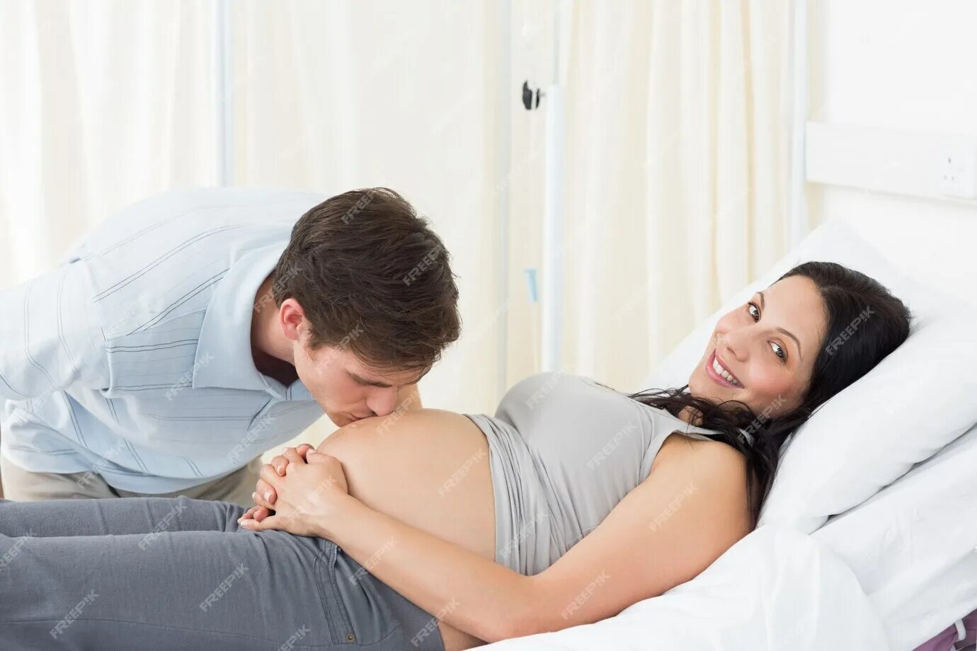 Видео жена забеременела. Целует живот. Мужчина целует беременную.