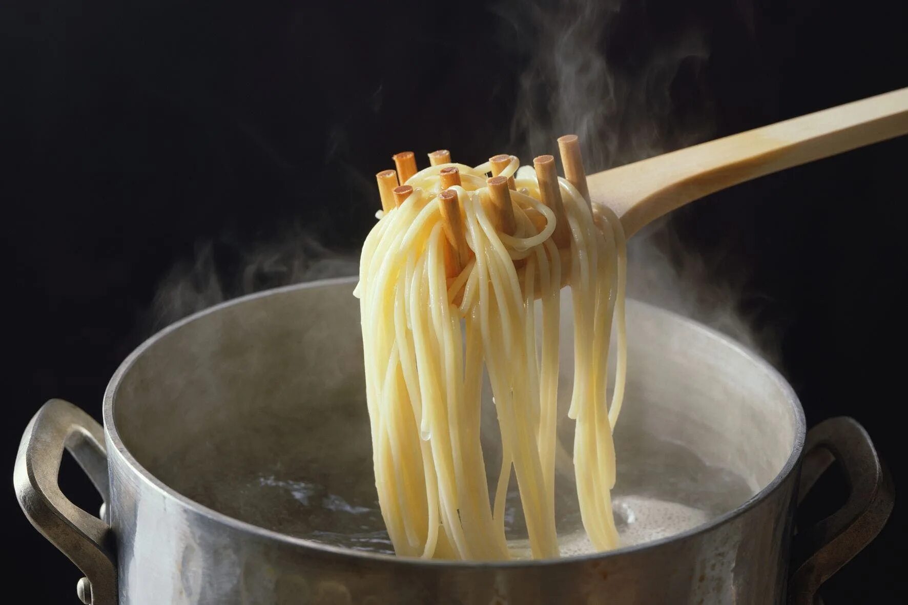 Варим спагетти в кастрюле вкусно и быстро. Макароны в кастрюле. кастрюля для спагетти. отварить спагетти. для варки спагетти.