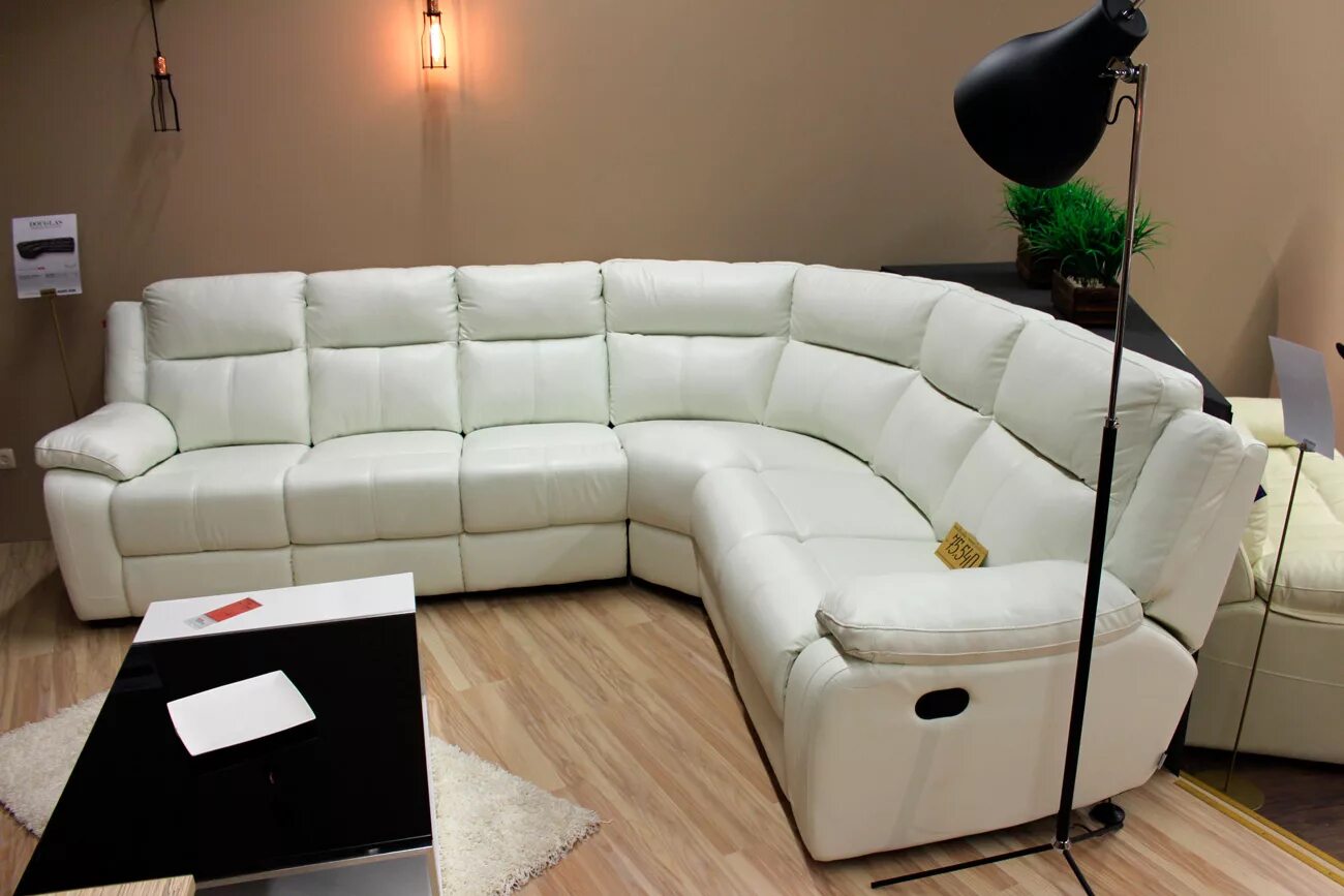 Диван угловой равносторонний 2200 2200. Белый кожаный диван. Мягкий кожаный диван. Кожаный диван светлый.
