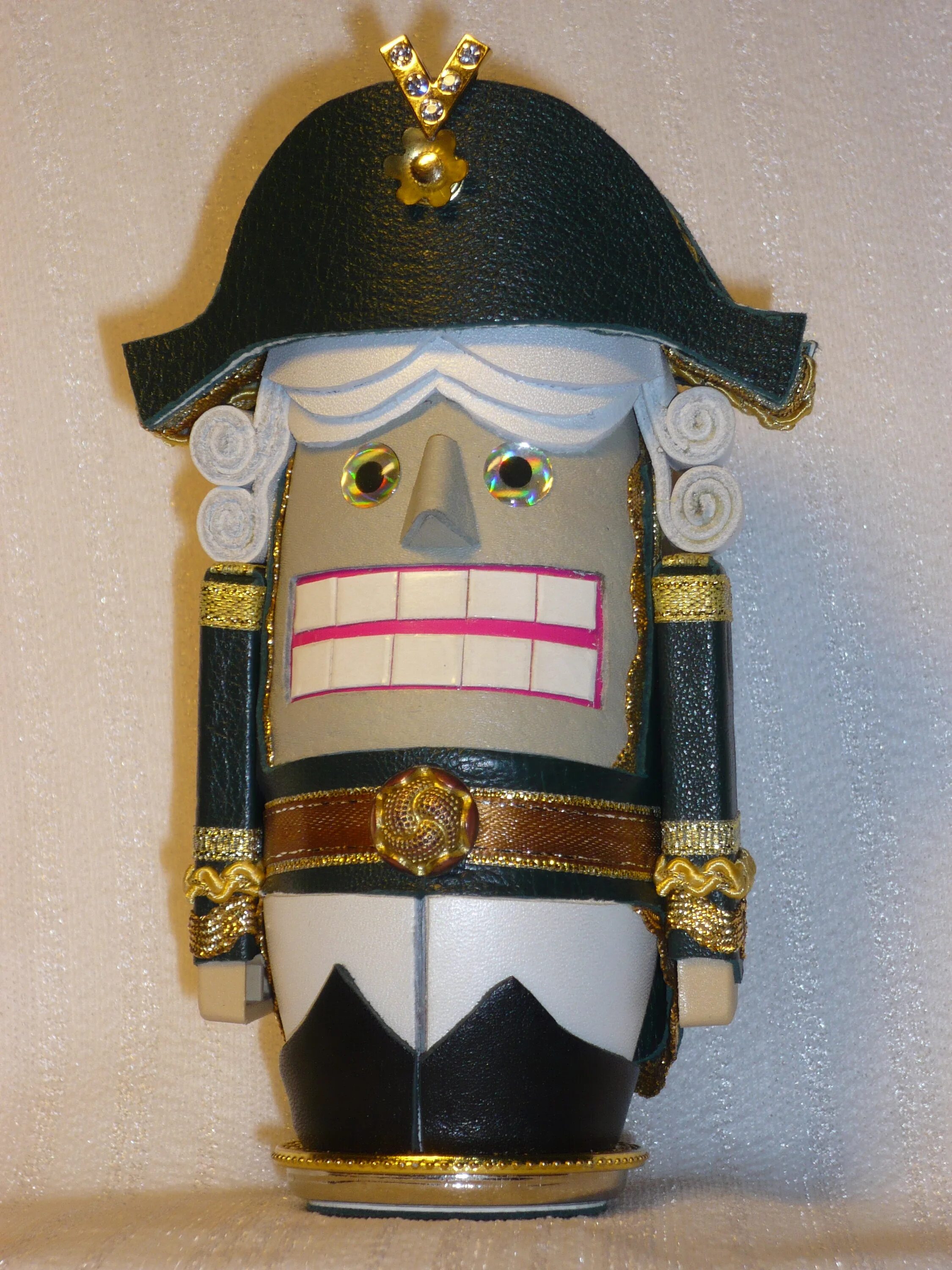 щелкунчик новогодний костюм. треуголка головной убор. шляпа щелкунчика. щелкунчик наполеон. треуголка щелкунчика.