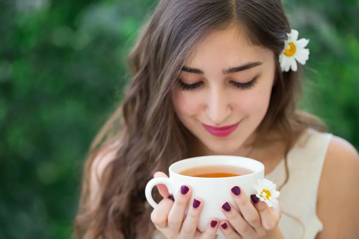 Women with Green Tea. Горячий чай в жару. Улыбающаяся чашка красивая. Девушка пьет зеленый чай. В жару пьют горячий чай