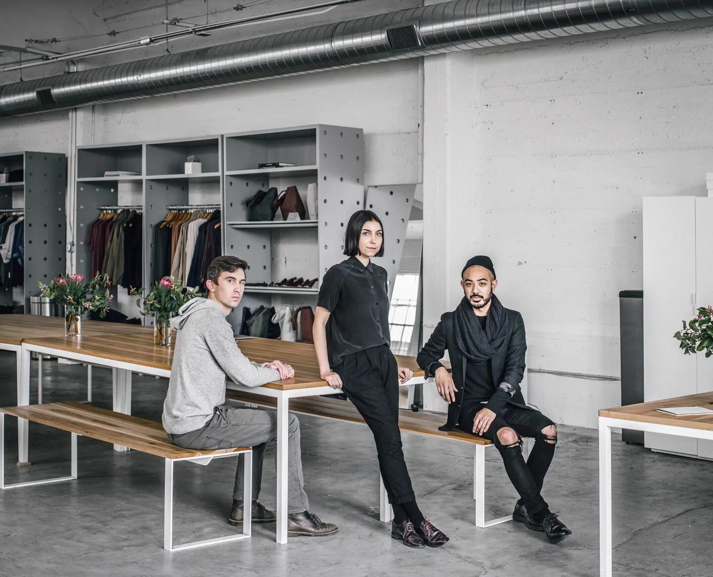 Design society. Бренд Everlane. Рабочий гардероб в креативной индустрии. Групповые фото Минимализм. Everlane кроссовки.