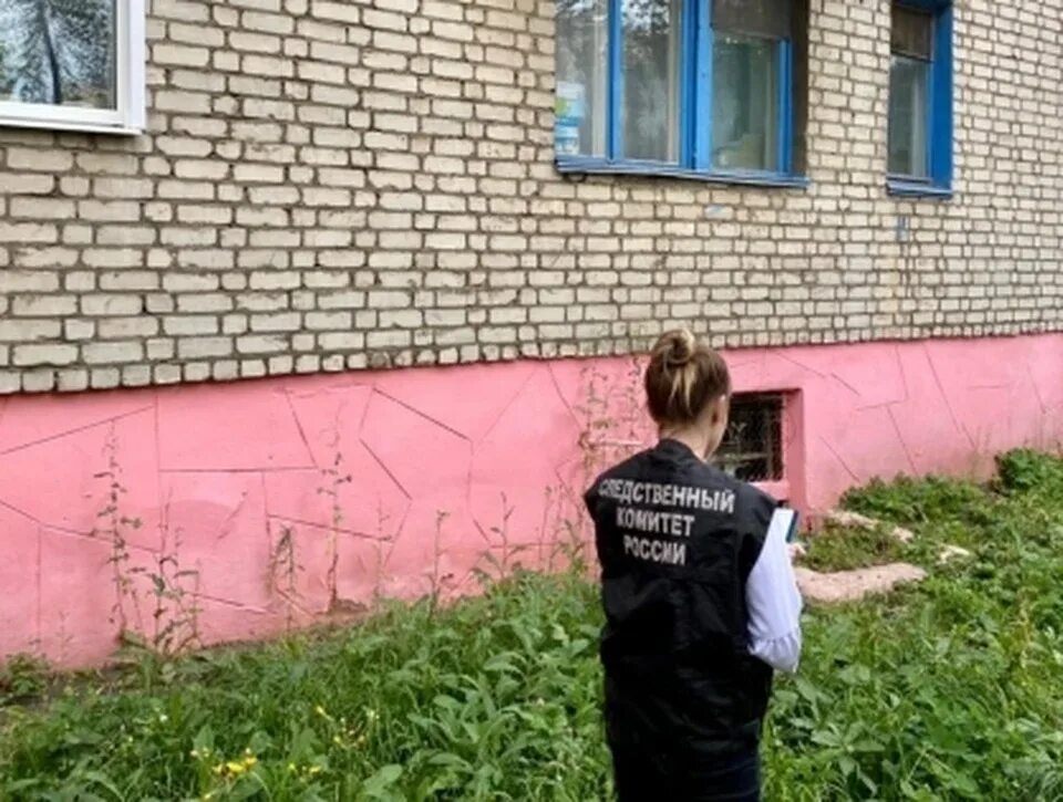 Девочка 3 лет упала. Трёхлетняя девочка выпала из окна. девочка которая выпала с балкона. девушка выпала с балкона.