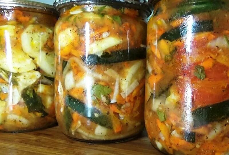 Кабачки на зиму вкусные. Салат из кабачков на зиму без стерилизации. Кабачки с корейской приправой на зиму. Кабачки по корейски на зиму закрутка.