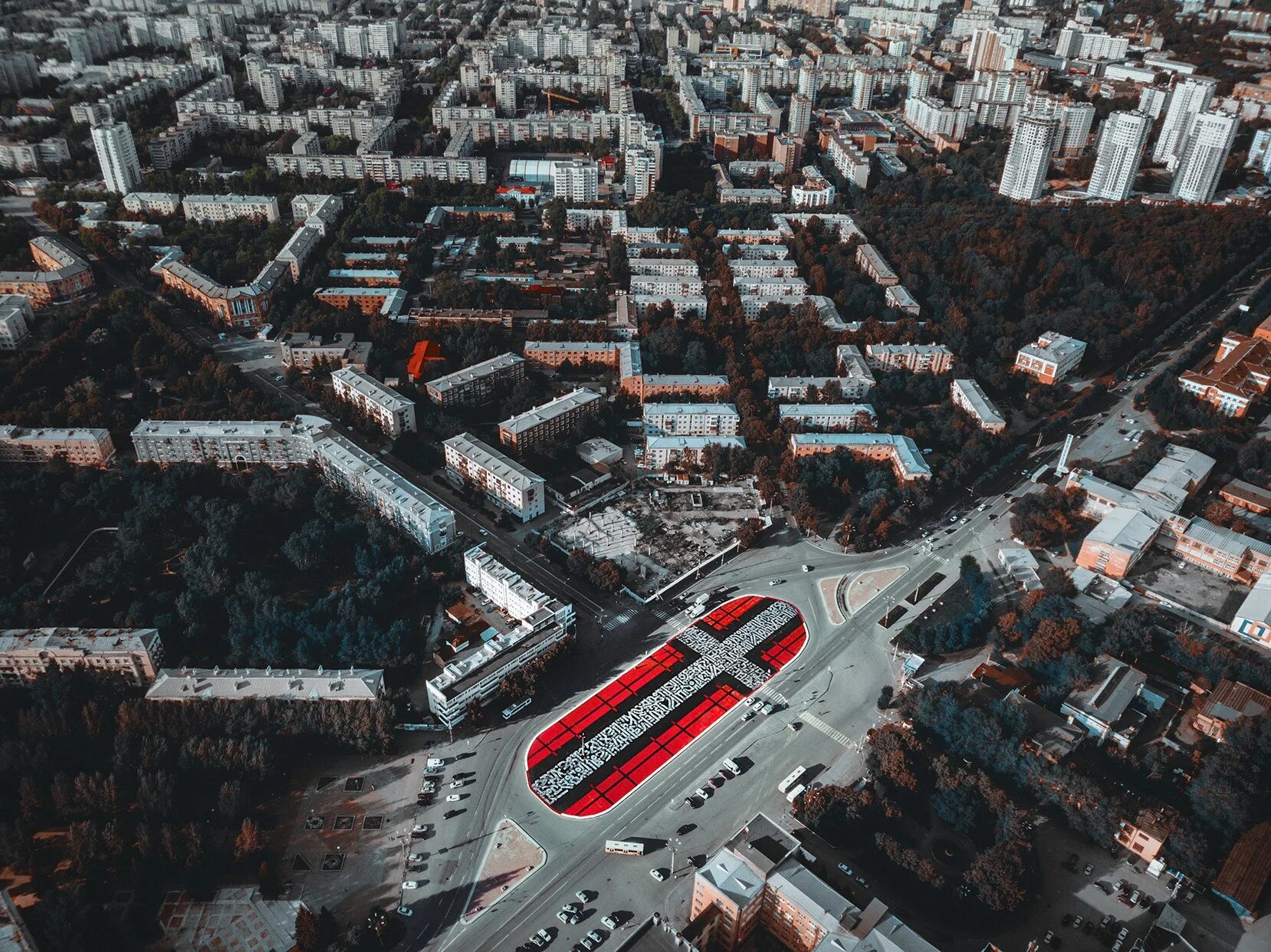 Площадь пятилетки уралмаш. Крест покраса лампаса в екатеринбурге. супрематический крест екатеринбург. покрас лампас площадь в екатеринбурге. площадь первой пятилетки екатеринбург покрас лампас.