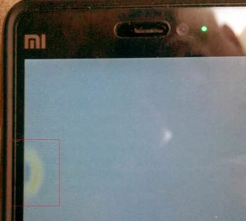 Почему на экране телефона после. Экран телефона. Засветка экрана смартфона. Пятно на экране смартфона. Белые точки на экране смартфона.