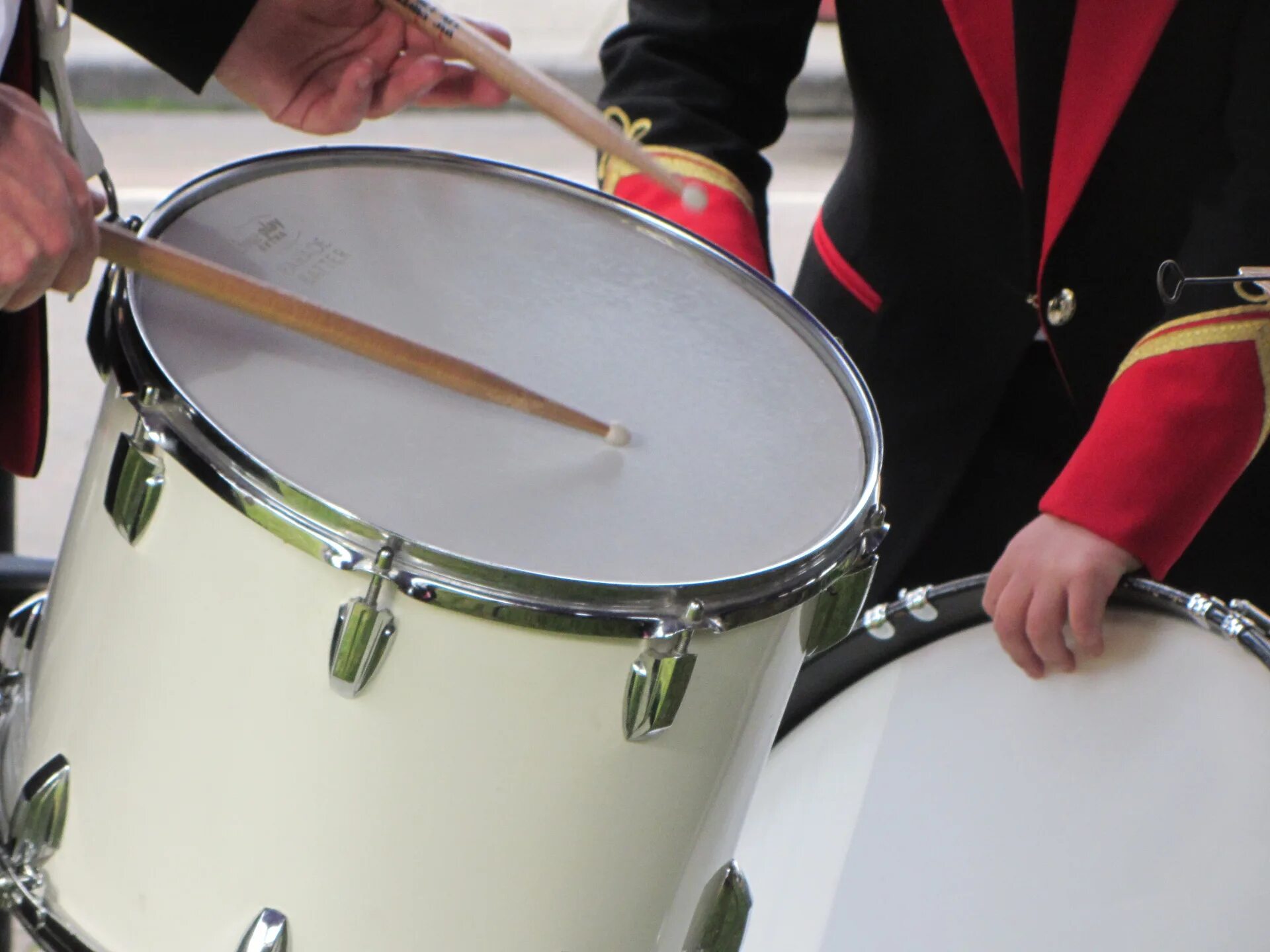 Группа барабанистов Drum. Барабан в оркестре. Большой барабан в оркестре. Барабанщик.